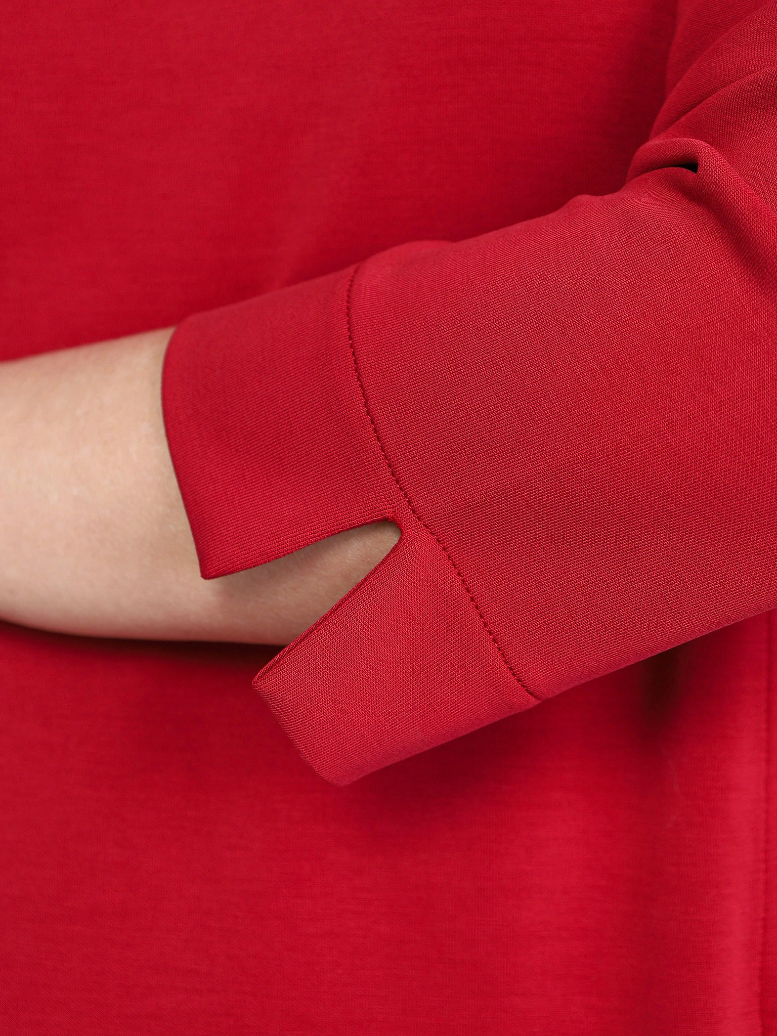 Платье бордового цвета прямого кроя с карманами